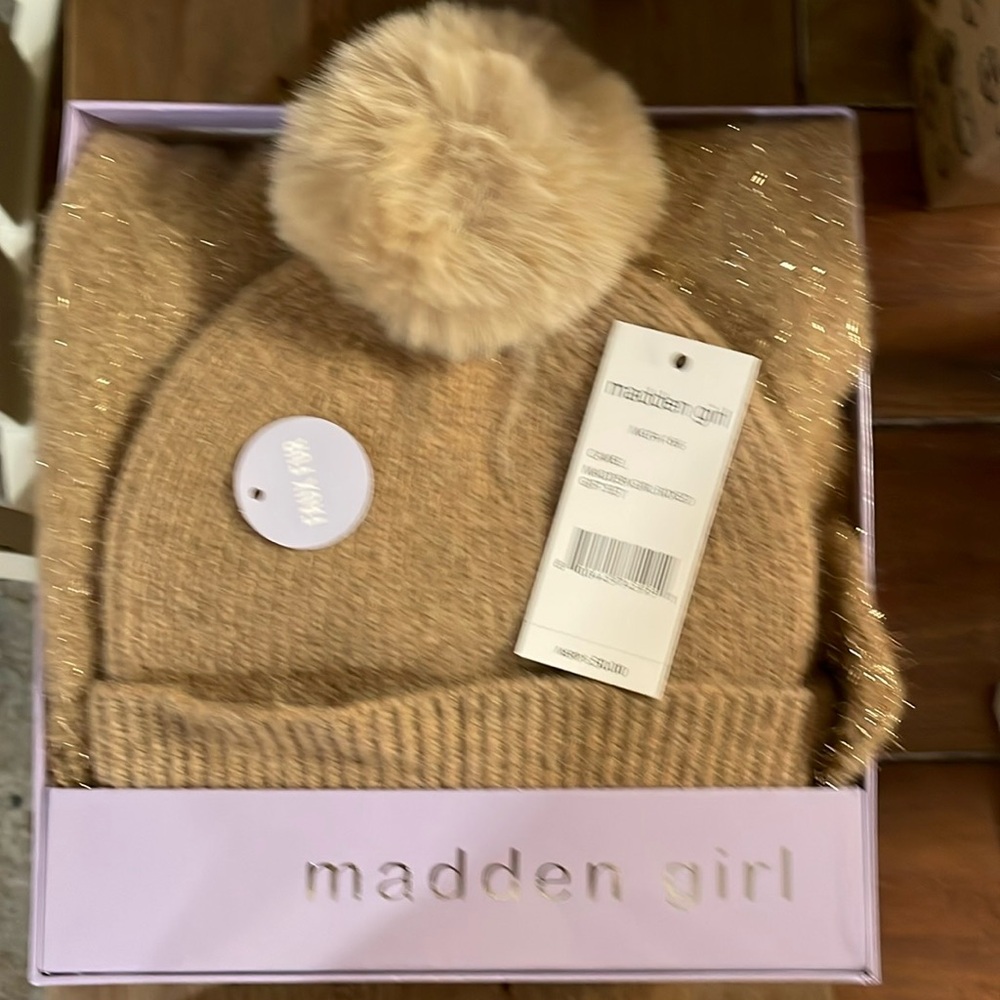 Madden Girl hat and scarf faux fur gift set. Brand new. Camel and gold color.